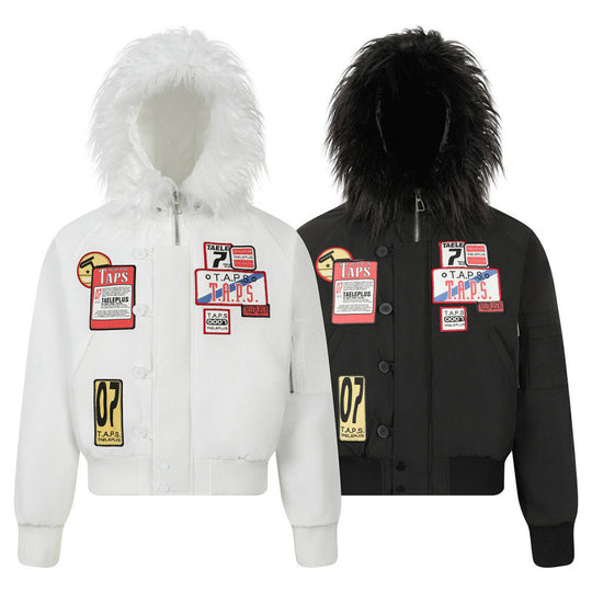 Damen Kurz geschnittene wattierte Bomberjacke mit Kunstfellkapuze und aufgesetzten Label‑Patches Nord Taschen