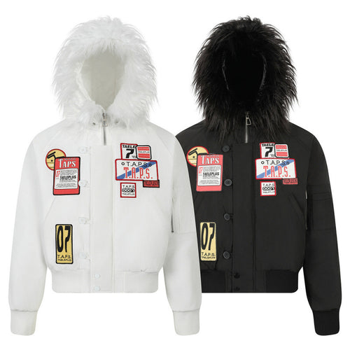 Damen Kurz geschnittene wattierte Bomberjacke mit Kunstfellkapuze und aufgesetzten Label‑Patches Nord Taschen