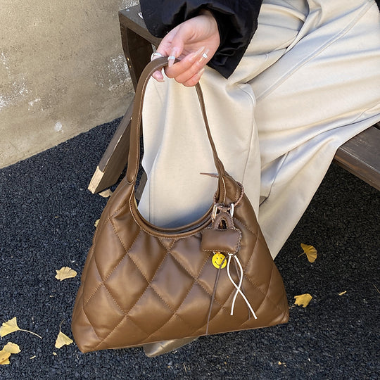 Damen Hobo-Tasche mit eleganter Steppung und charmantem Anhänger Nord Taschen