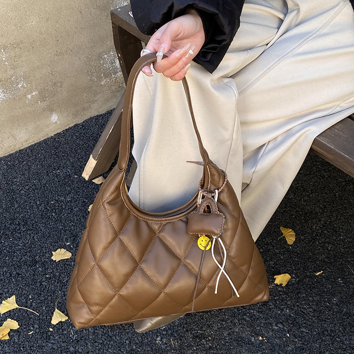 Damen Hobo-Tasche mit eleganter Steppung und charmantem Anhänger Nord Taschen