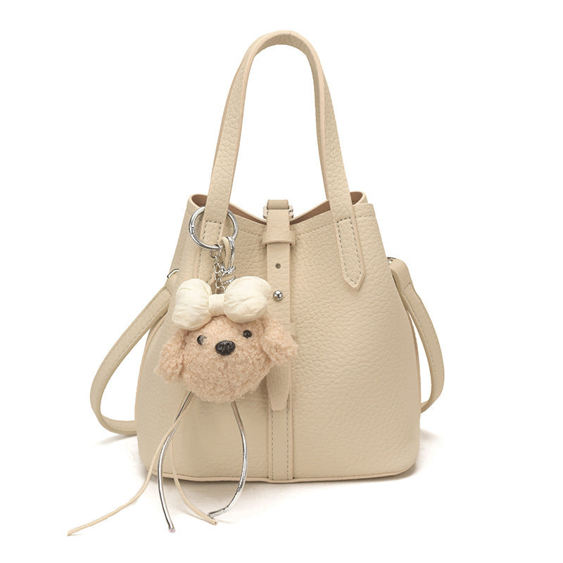 Damen Hobo-Tasche mit verspieltem Plüschanhänger Nord Taschen