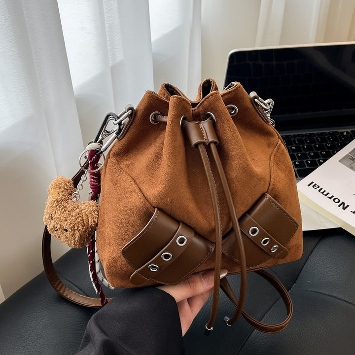 Damen Beuteltasche aus hochwertigem Veloursleder mit verstellbarem Schulterriemen Nord Taschen