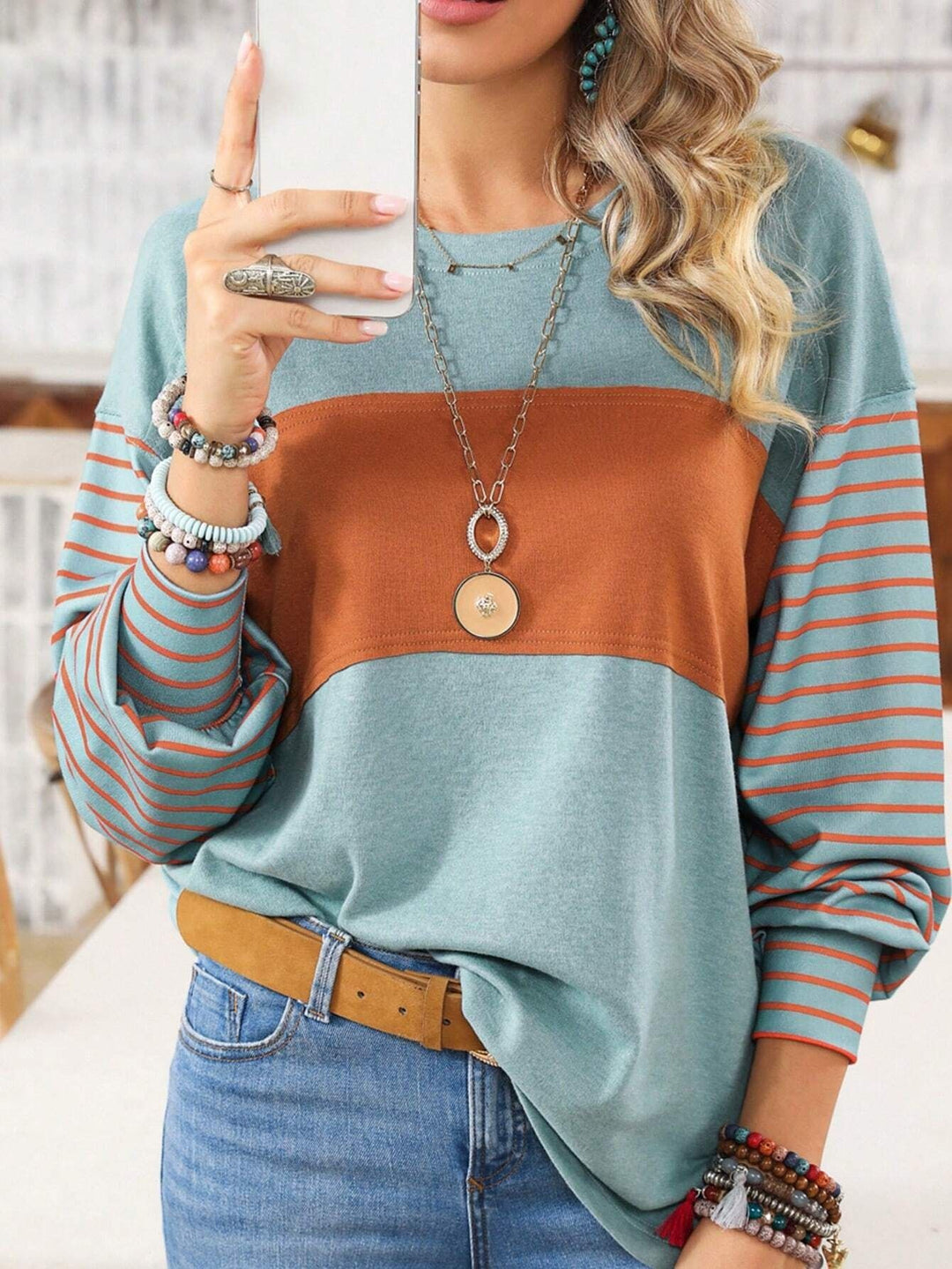 Damen Lockeres Colorblock-Sweatshirt mit gestreiften Ärmeln und Rundhalsausschnitt Nord Taschen