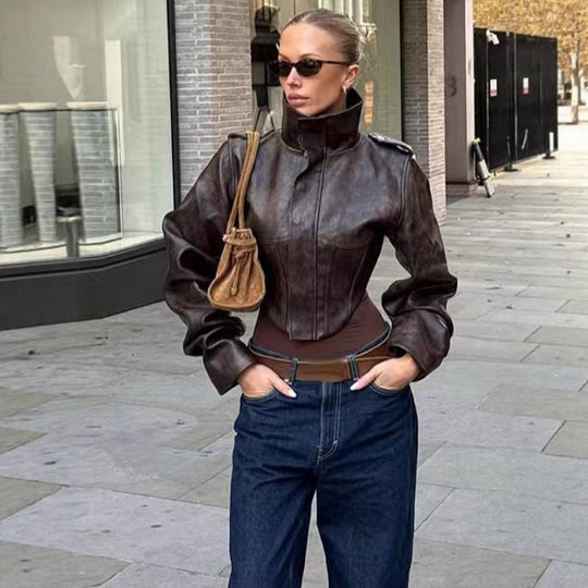Damen Kurzjacke aus Lederimitat mit hohem Stehkragen, Schulterklappen und taillierter Silhouette Nord Taschen
