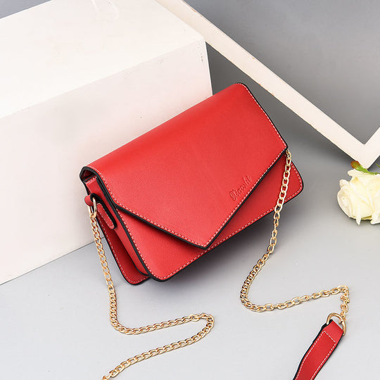 Damen Umhängetasche mit eleganter Klappenoptik und goldener Kette Nord Taschen