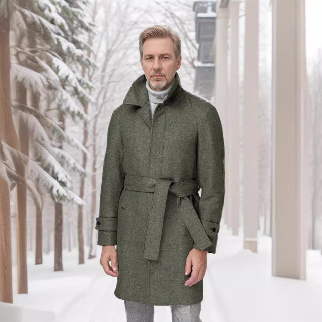 Herren klassischer Trenchcoat mit stilvollem Gürtel und doppelter Knopfreihe