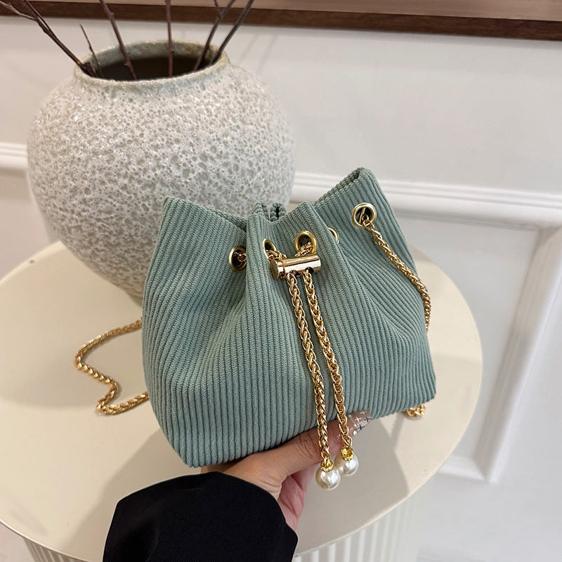 Damen Beuteltasche mit elegantem Kettenverschluss und zarten Quasten Nord Taschen