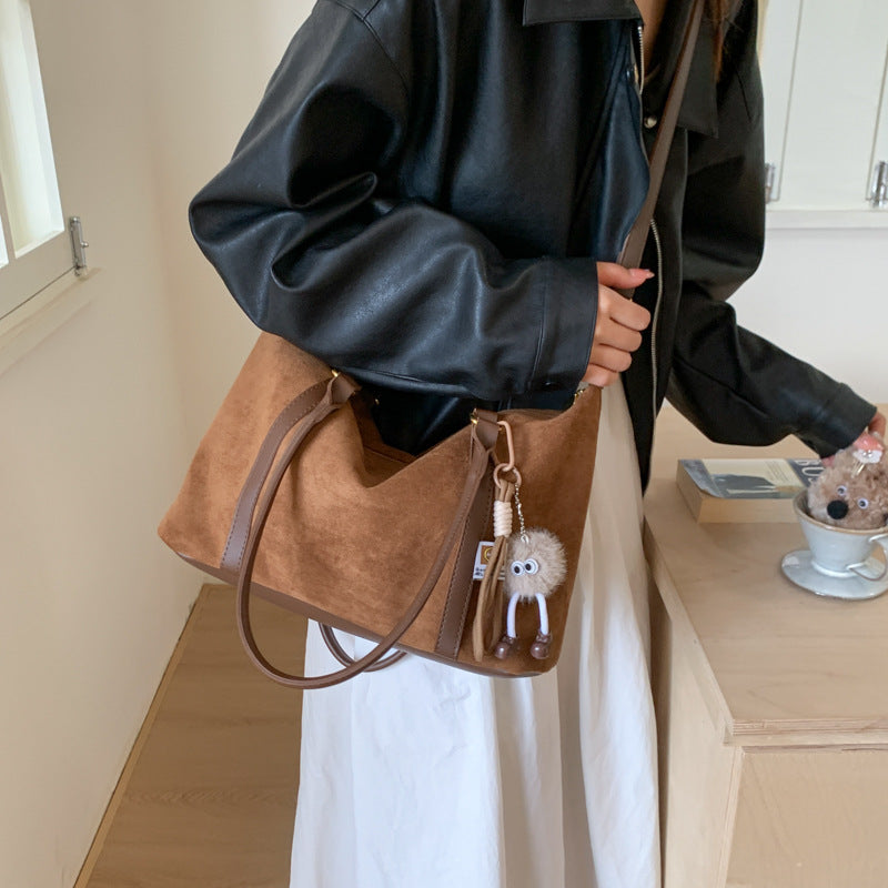 Damen Hobo-Tasche aus weichem Veloursleder mit verspieltem Anhänger Nord Taschen