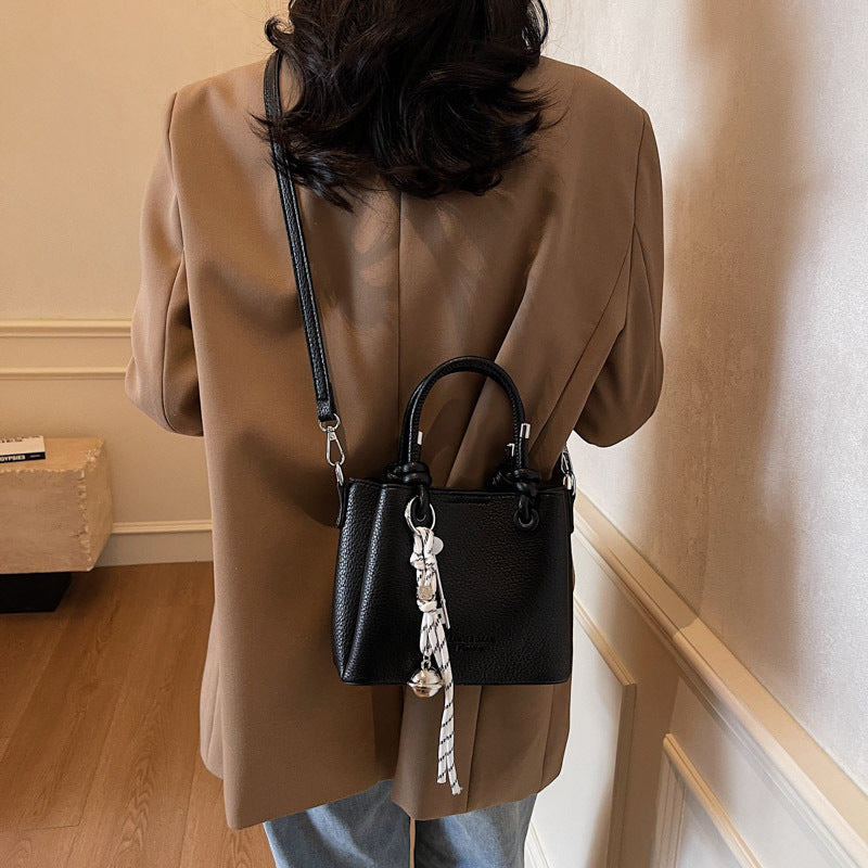 Damen Designer Beuteltasche mit geschmackvollem Schlüsselanhänger Nord Taschen