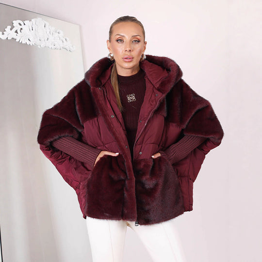Damen Kurz geschnittene gesteppte Kapuzenjacke mit voluminösem Webpelzbesatz und Oversize‑Silhouette Nord Taschen