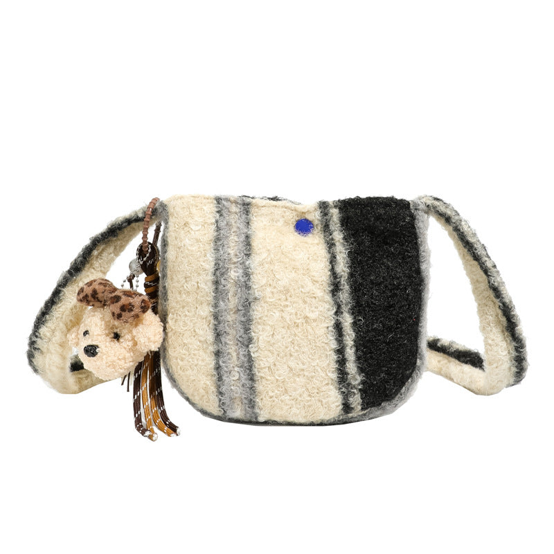 Damen Schultertasche aus weichem Textil mit süßem Tieranhänger Nord Taschen