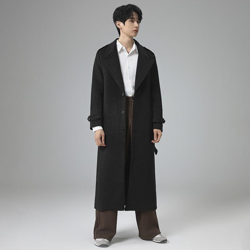 Herren Maxilanger Wollmix-Mantel mit taillierter Silhouette, Schalkragen und dekorativen Schulterriegeln Nord Taschen