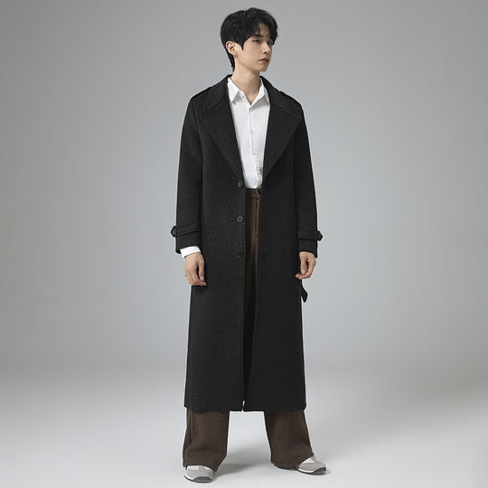 Herren Maxilanger Wollmix-Mantel mit taillierter Silhouette, Schalkragen und dekorativen Schulterriegeln Nord Taschen