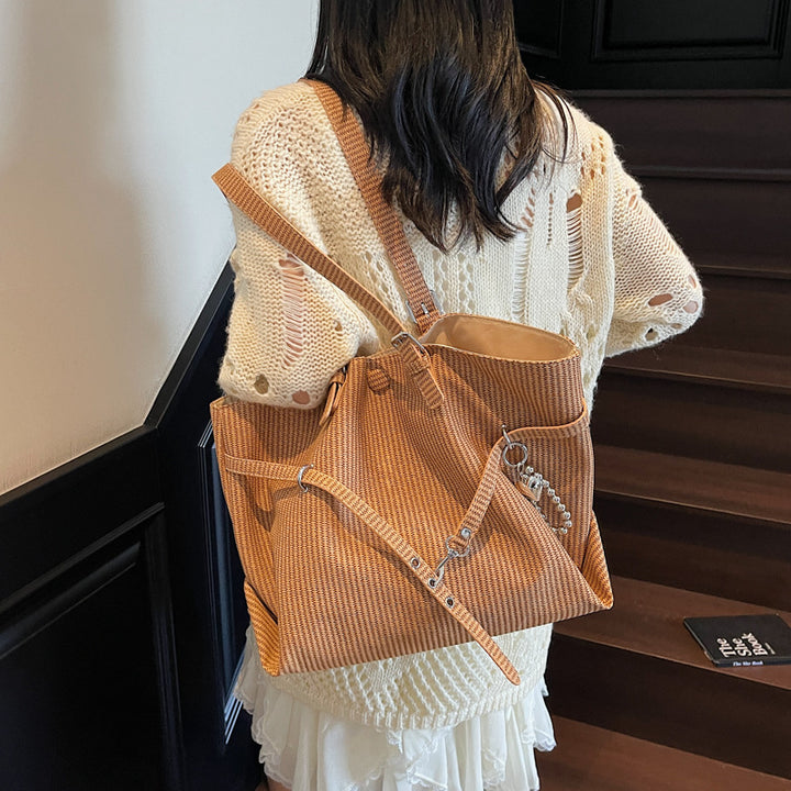 Damen große und geräumige Tragetasche mit trendigen Details Nord Taschen