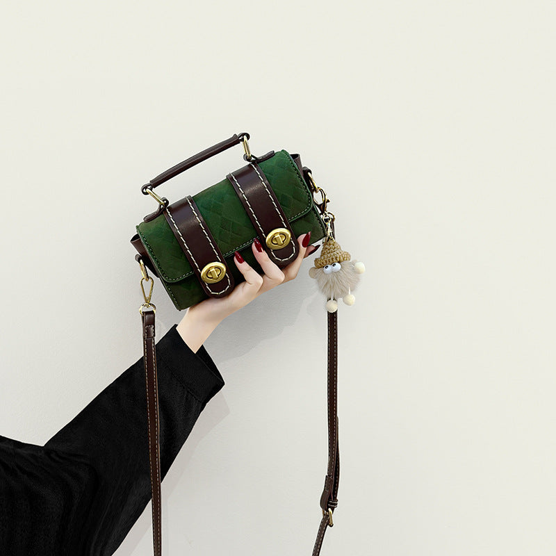 Damen Umhängetasche mit raffiniertem Kettenverschluss und strukturiertem Design Nord Taschen