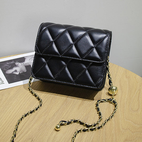 Damen Clutch mit eleganter Steppung und verziertem Kettenriemen Nord Taschen