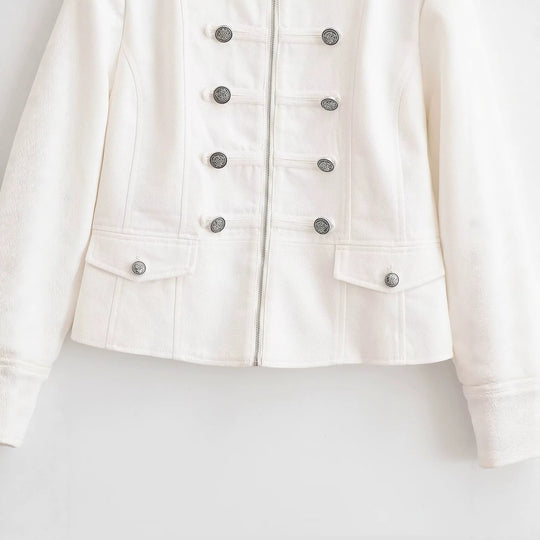 Damen Kurze Uniformjacke mit Stehkragen, Zierriegeln und Metallknopf‑Detail Nord Taschen