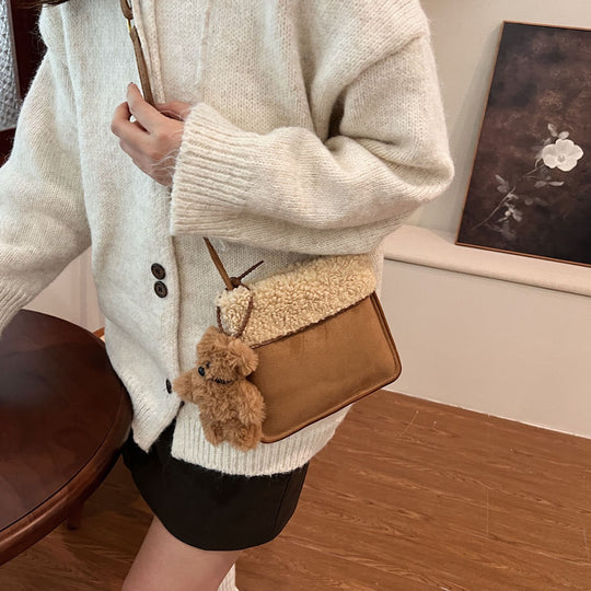 Damen Umhängetasche mit flauschigem Obermaterial und niedlichem Anhänger Nord Taschen