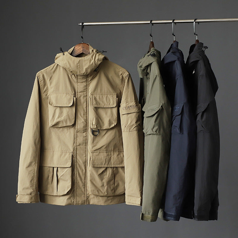 Herren urbane Feldjacke mit Mehrfach‑Taschen, windabweisender Oberfläche und verdeckter Kapuze Nord Taschen