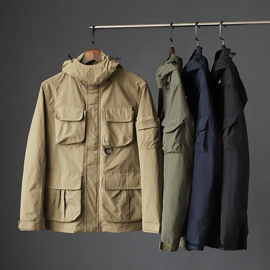 Herren urbane Feldjacke mit Mehrfach‑Taschen, windabweisender Oberfläche und verdeckter Kapuze Nord Taschen