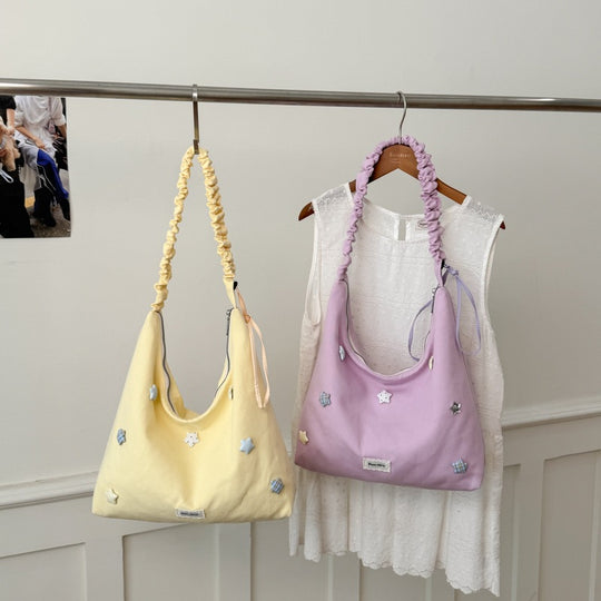 Damen Hobo-Tasche mit dekorativem Kordelzug und charmanten Applikationen Nord Taschen