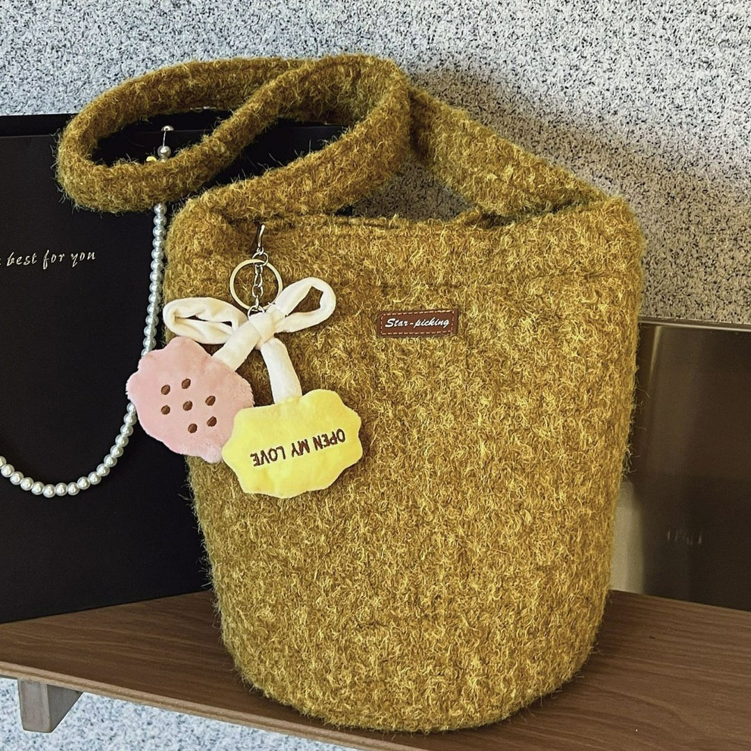 Damen trendige Filz Umhängetasche mit verspieltem Anhänger Nord Taschen