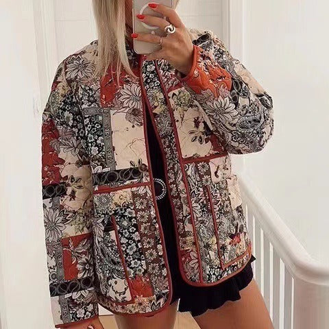 Damen Patchwork‑Steppjacke mit Blumenmuster, gerader Silhouette und aufgesetzten Taschen Nord Taschen