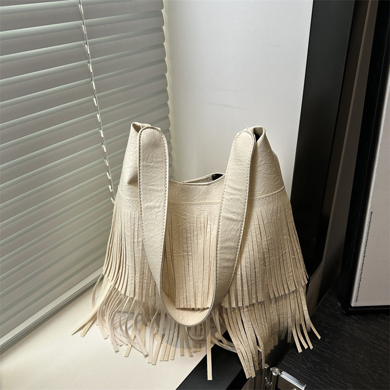 Damen Umhängetasche mit fransigem Design und robustem Tragegriff Nord Taschen