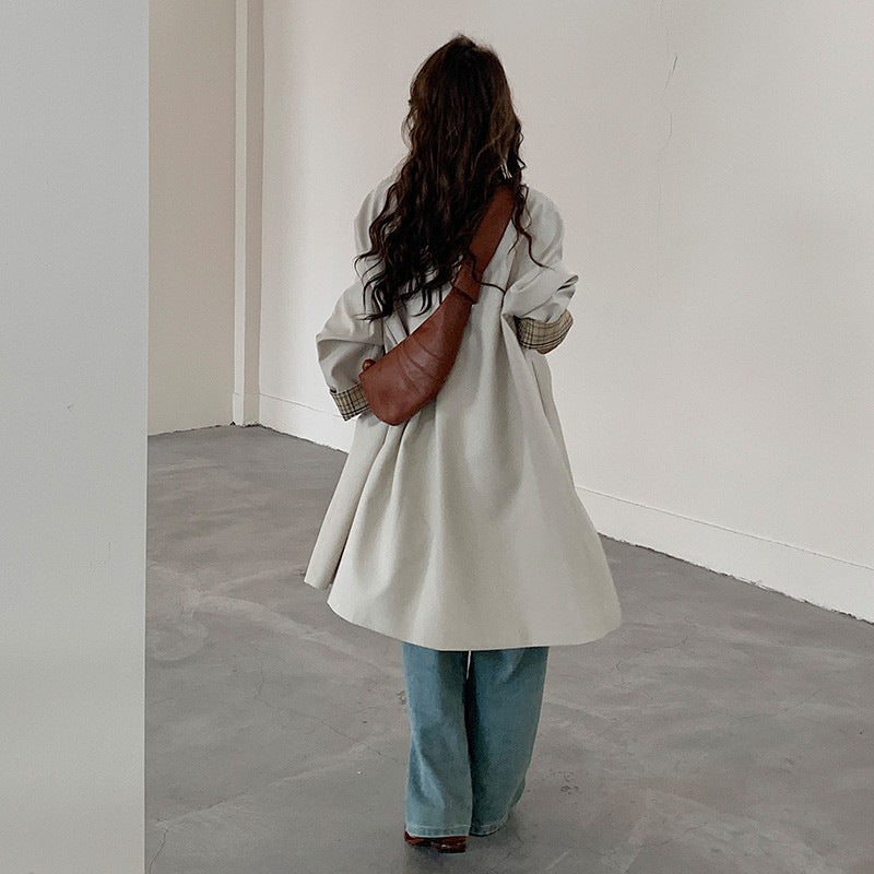Damen leichter Trenchcoat mit kontrastierten Karomanschetten Nord Taschen