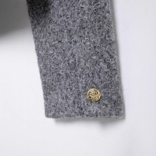 Damen Kurz geschnittene Bouclé‑Jacke mit Rundhalsausschnitt, aufgesetzten Pattentaschen und goldfarbenen Zierknöpfen Nord Taschen