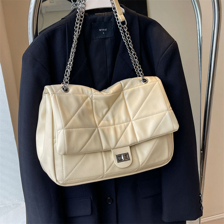 Damen elegante Umhängetasche mit strukturiertem Design und Kettenakzent Nord Taschen