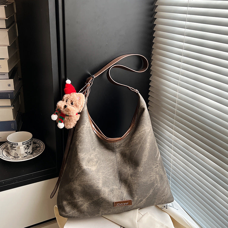 Damen Hobo-Tasche aus weichem, gewaschenem Material mit süßem Anhänger Nord Taschen