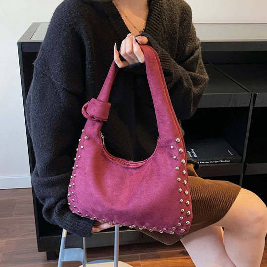 Damen Hobo-Tasche aus weichem Veloursleder mit eleganten Metallnieten Nord Taschen