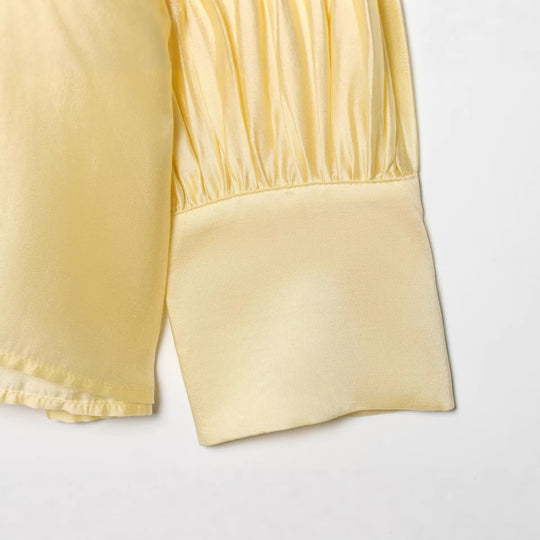 Damen Seidige Bluse mit Bindeschal und Ballonärmeln Nord Taschen