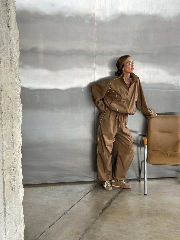 Damen leichter Windbreaker-Zweiteiler mit Stehkragen, durchgehender Reißverschluss, kontrastierender Kedernaht und weiter Palazzo-Hose Nord Taschen