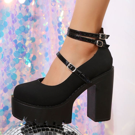 Damen Plateau-Pumps mit eleganter Doppelriemenführung und rutschfester Sohle