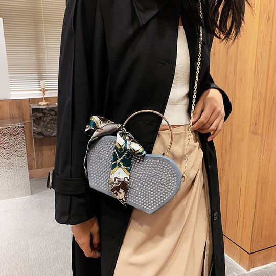 Damen Handtasche mit funkelnden Strasssteinen und modischem Schal | Nord Taschen