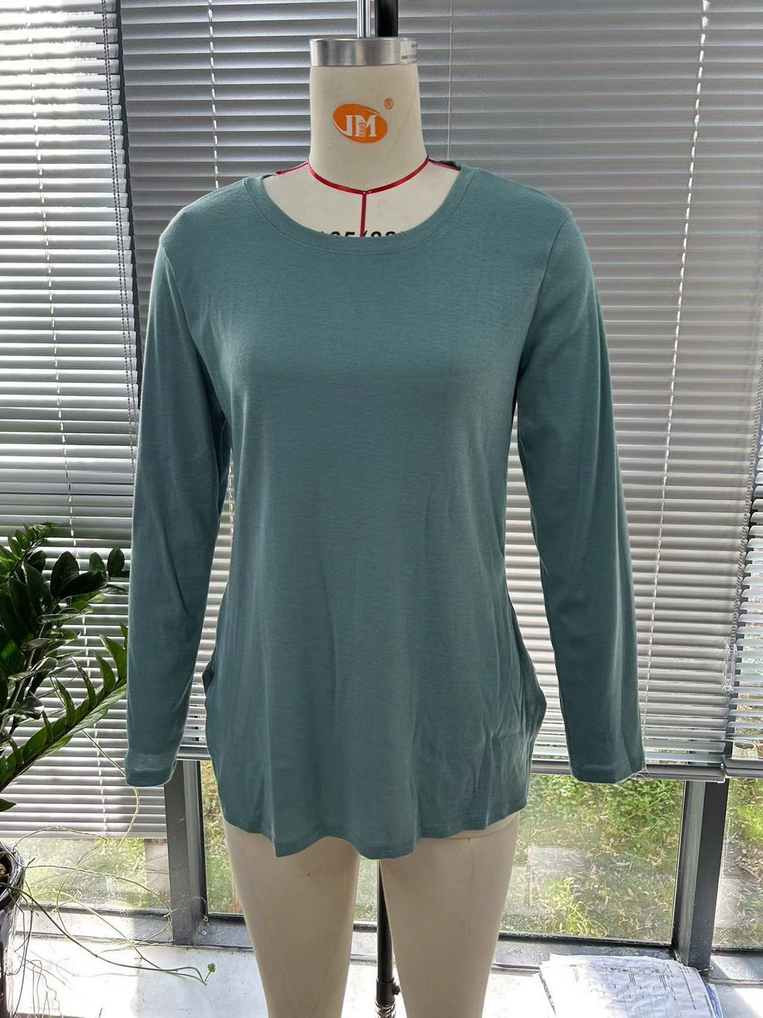 Damen Lässiges Longsleeve-Tunikaoberteil mit Rundhalsausschnitt, Seitenschlitzen und Aquarell-Blattprint Nord Taschen