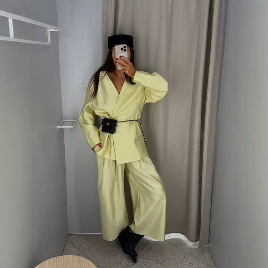 Damen Zweiteiliges Wickelblazer-Set mit Bindegürtel und hochgeschnittener weiter Plisseehose Nord Taschen
