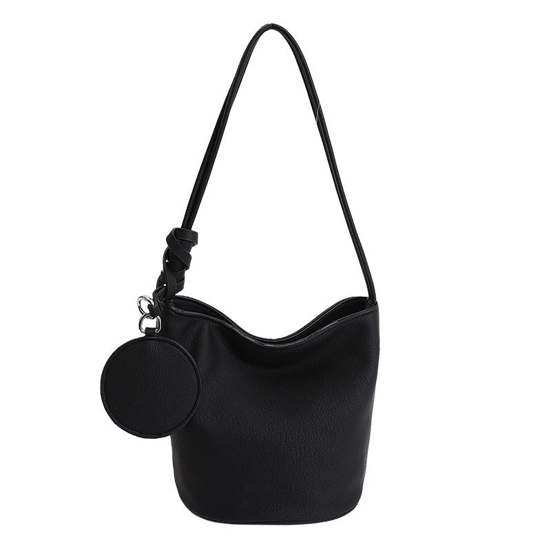 Damen Hobo-Tasche aus strukturiertem Kunstleder mit verspieltem Anhänger Nord Taschen
