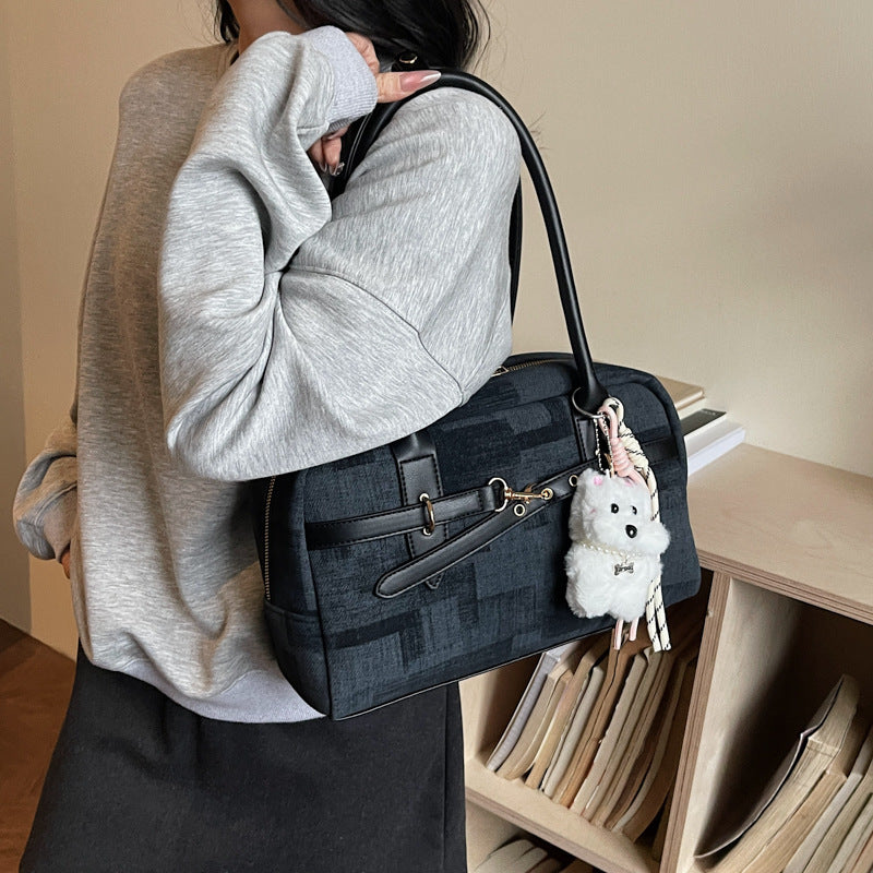 Damen Handtasche mit trendigem Design und modischem Plüschanhänger Nord Taschen