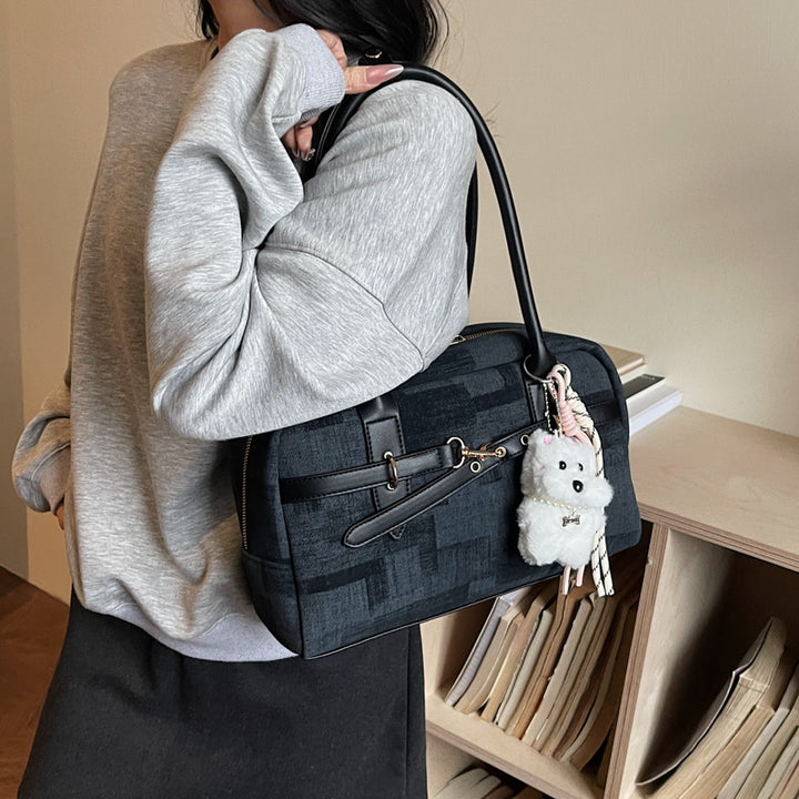 Damen Handtasche mit trendigem Design und modischem Plüschanhänger Nord Taschen