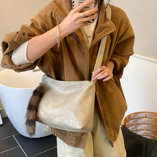 Damen Schultertasche mit sanften Kurven und einzigartigem Pelzanhänger Nord Taschen