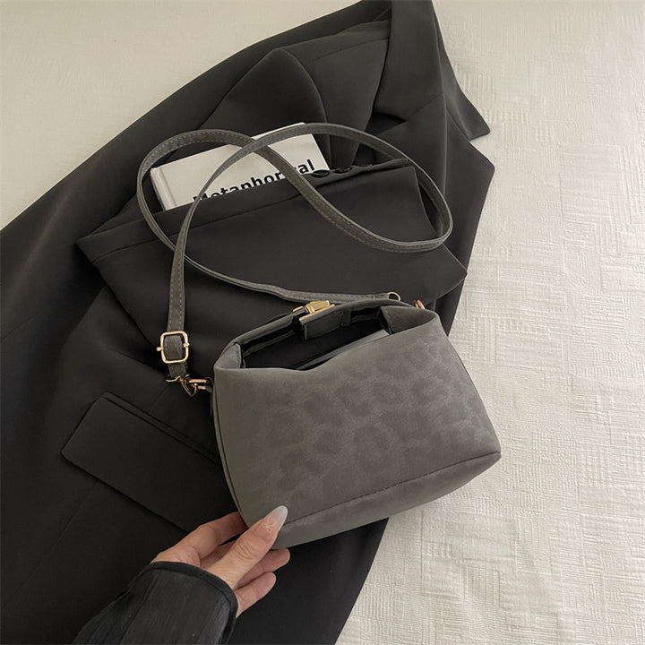 Damentasche mit elegantem Leopardenmuster und wertvollen Details Nord Taschen