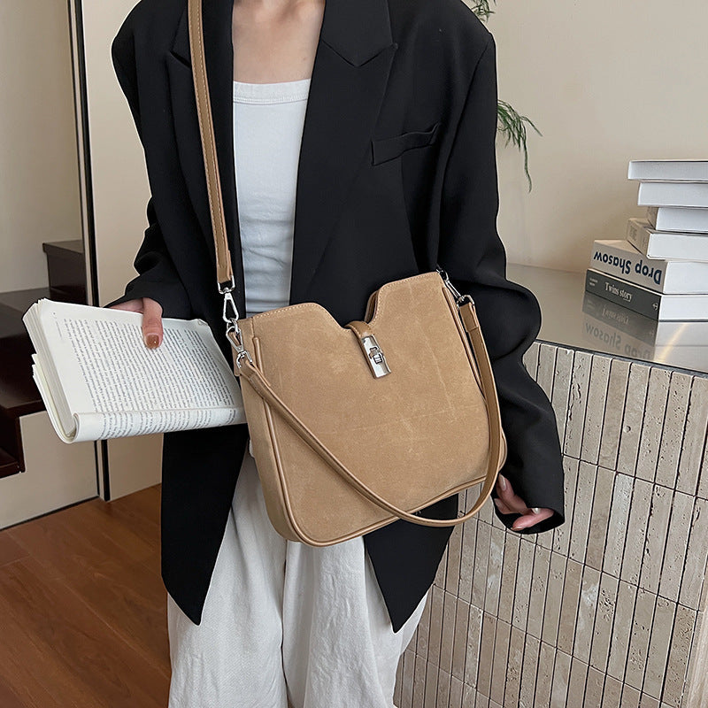 Damen Hobo-Tasche aus weichem Wildleder mit edlem Verschluss Nord Taschen