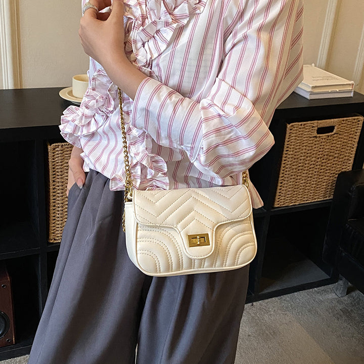 Damen Schultertasche mit elegantem Wellenmuster und goldfarbenem Verschluss Nord Taschen