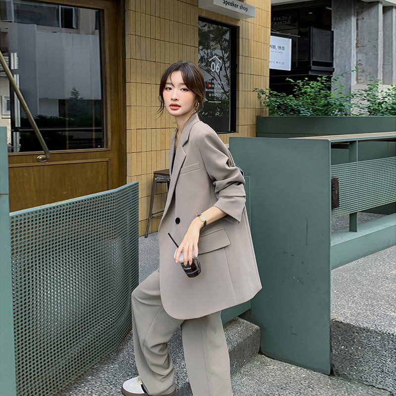 Damen Oversize-Zweiteiler aus fließendem Krepp mit Reversblazer und weiten Bundfaltenhosen Nord Taschen