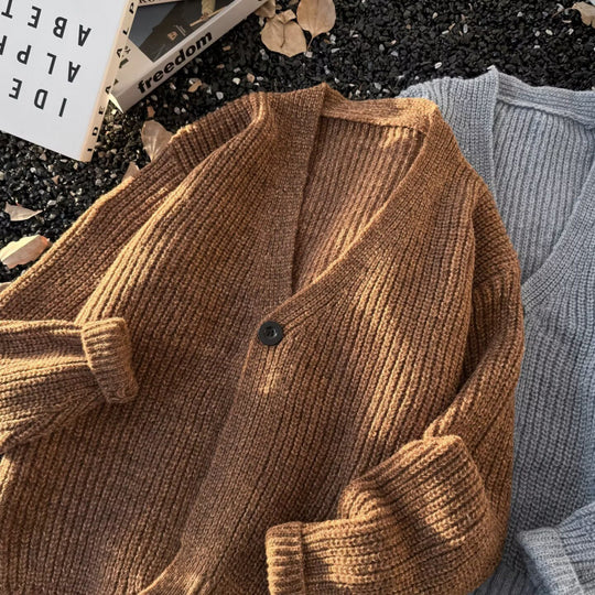 Unisex Grobstrick-Cardigan im Oversize-Schnitt mit tiefem V-Ausschnitt und markanter Knopfleiste Nord Taschen