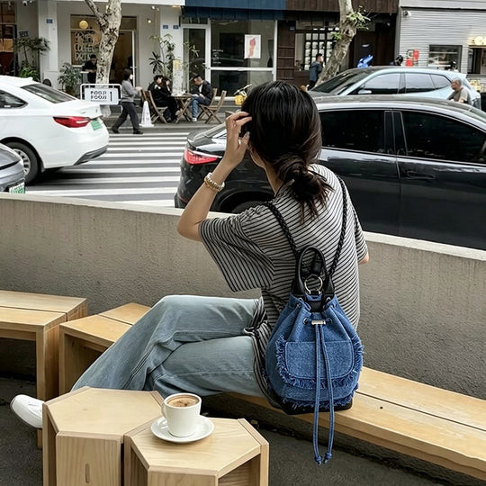 Damen Denim Rucksack mit verspielten Fransen und praktischen Trageoptionen Nord Taschen