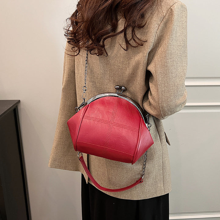 Damen Handtasche mit klassischem Klappverschluss und eleganten Akzenten Nord Taschen